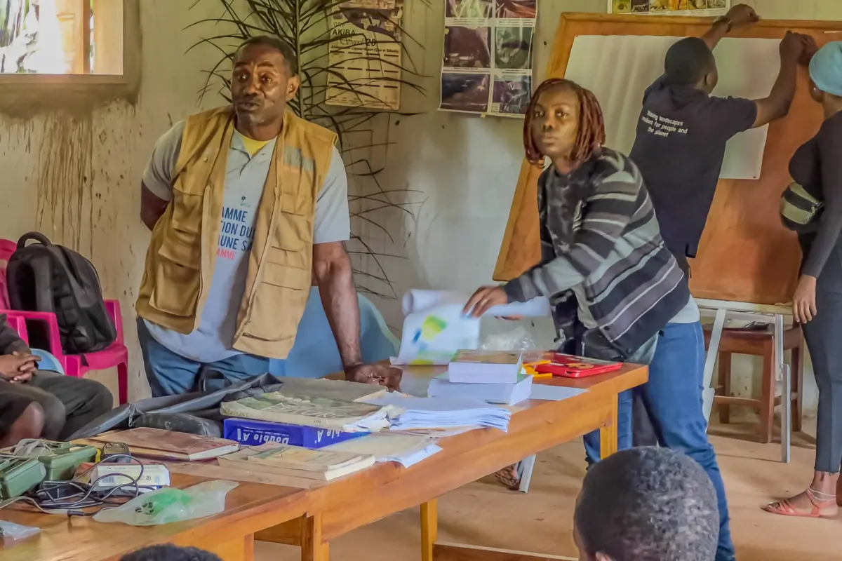 Robert Okale, also known as ‘Petit Robert,’ addresses workshop participants. Photo by Laureanne Mefan / CIFOR-ICRAF
