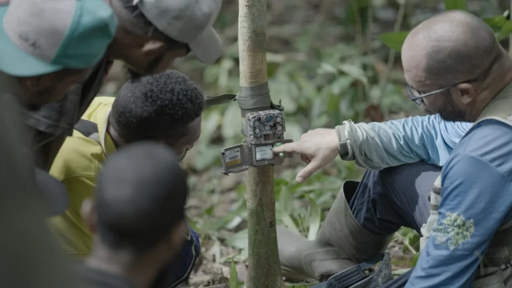 Gabriel Leite (right) shows BTLs how to set up camera traps.
Photo by Russell Wai / Landscape Alliance
